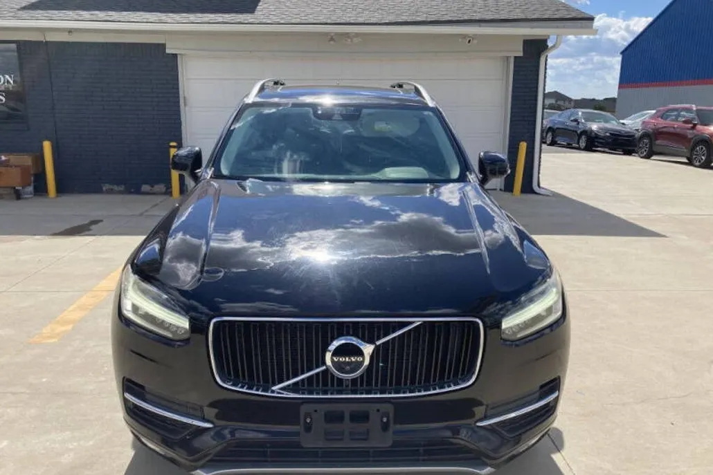 2017 Volvo XC90 T6 Momentum photo 1