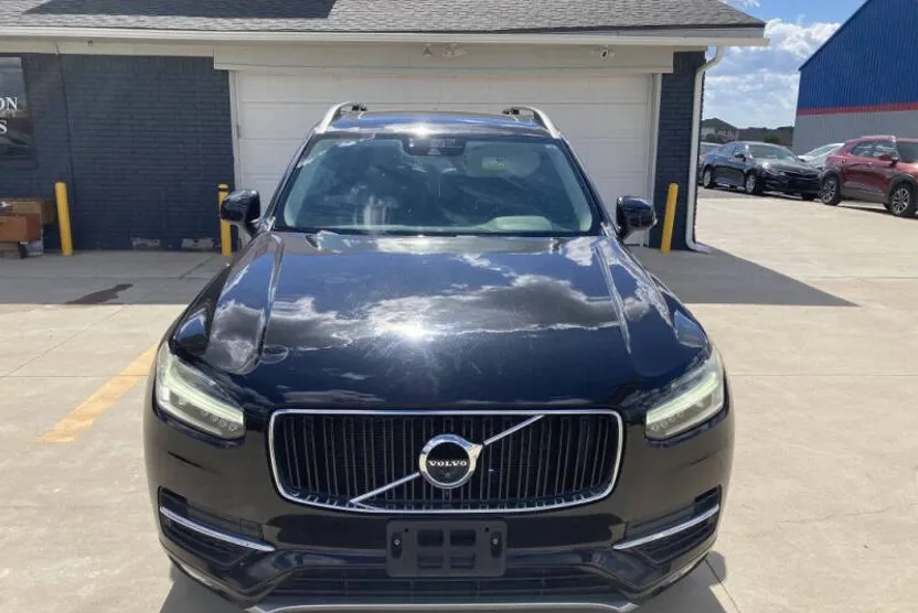 2017 Volvo XC90 T6 Momentum photo 1