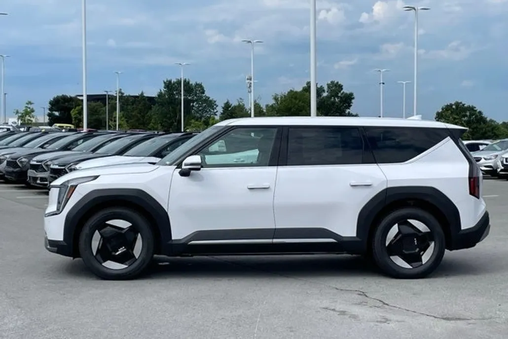 2026 Kia EV9 Light Long Range photo 1