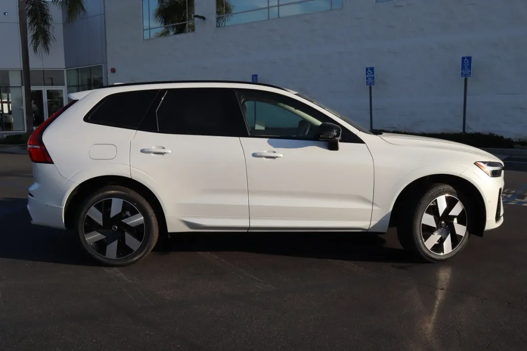 2025 Volvo XC60 Hybrid T8 Plus photo 1