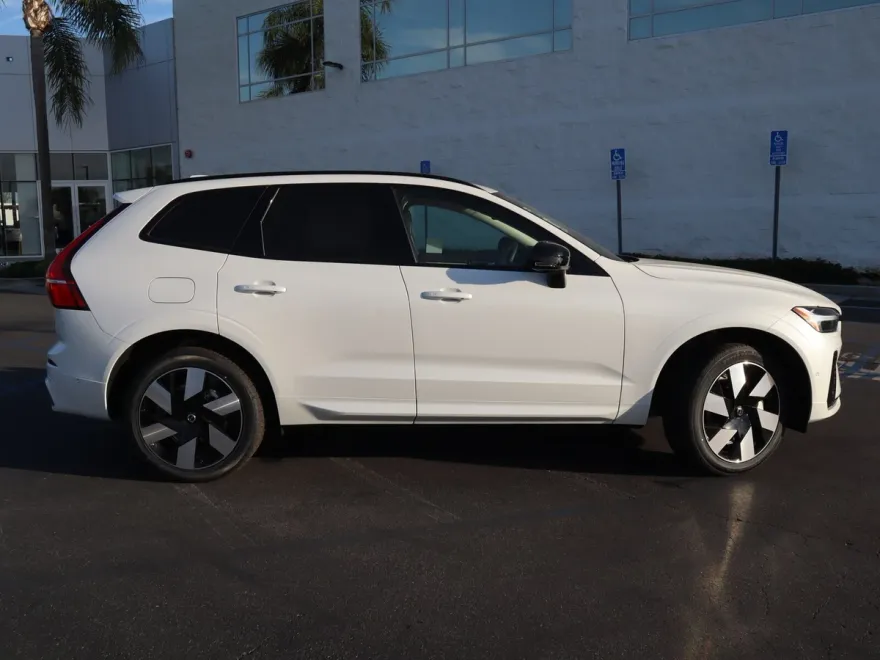 2025 Volvo XC60 Hybrid T8 Plus photo 1