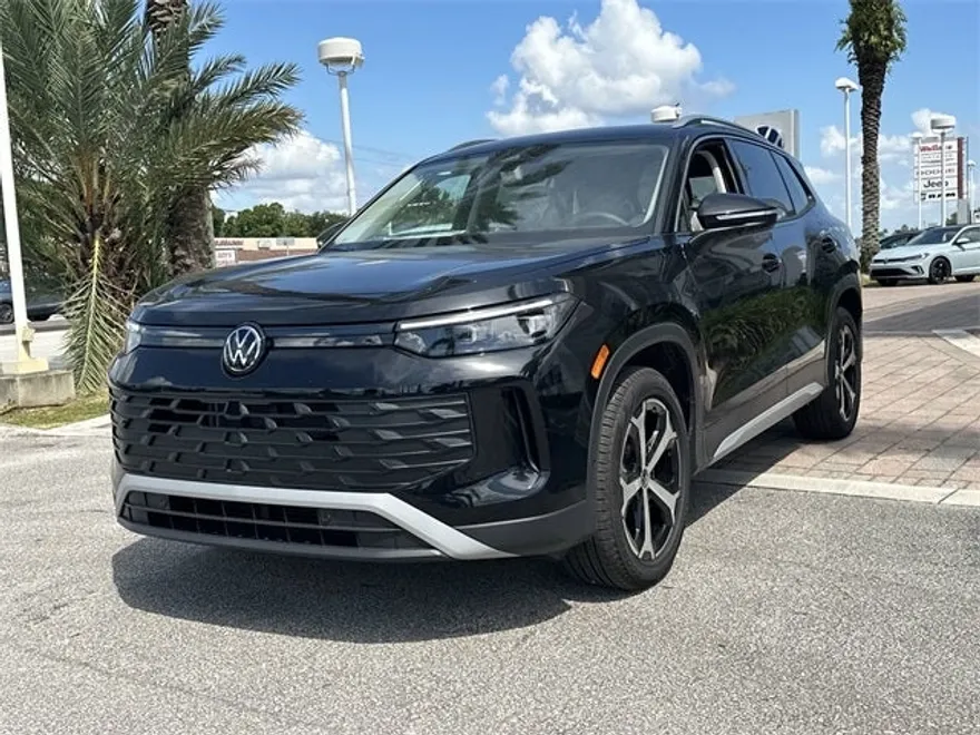 2025 Volkswagen Tiguan SE photo 1