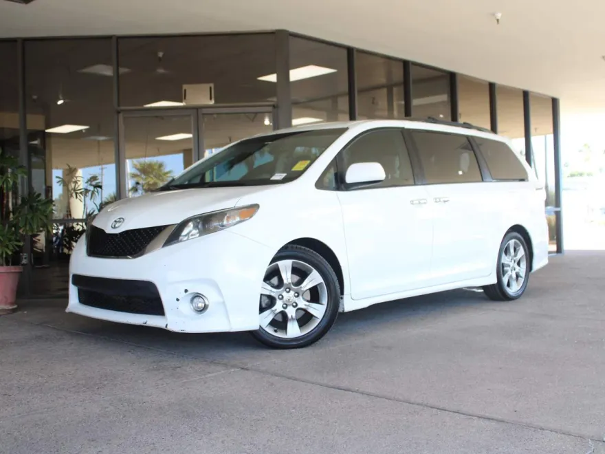 2013 Toyota Sienna photo 1