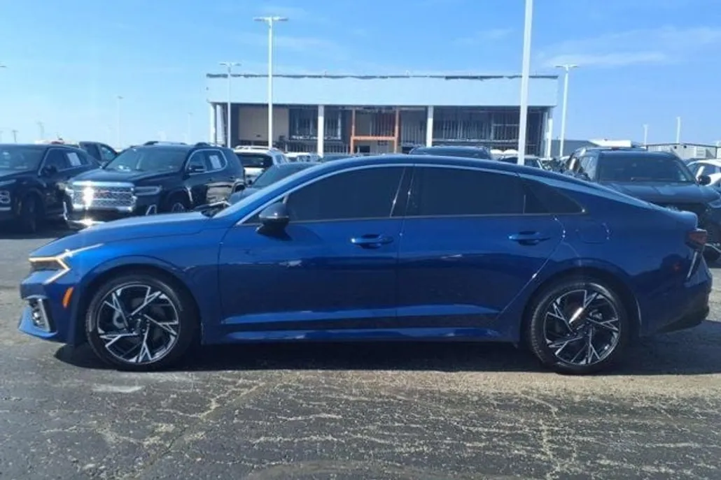 2025 Kia K5 GT-Line photo 1