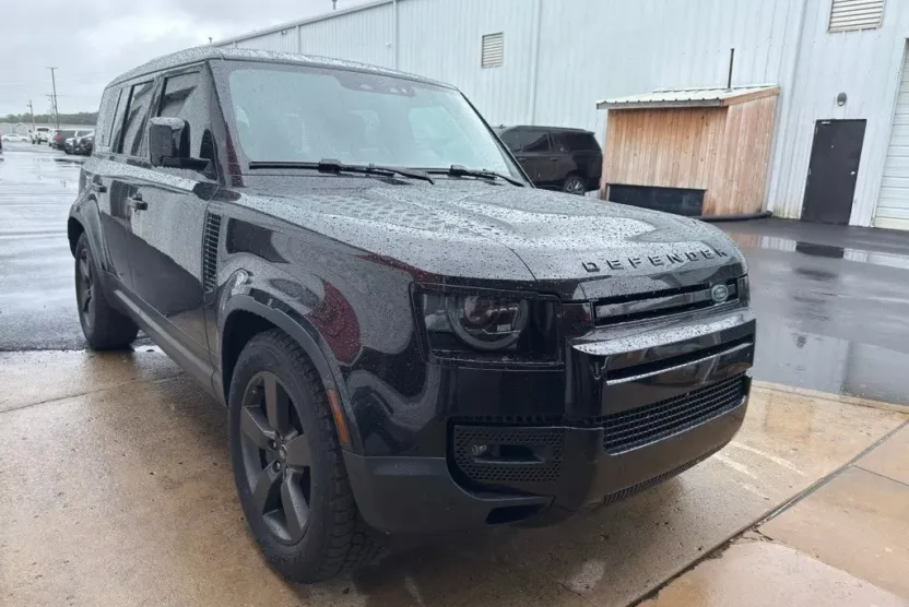 2024 Land Rover Defender 110 SE photo 1