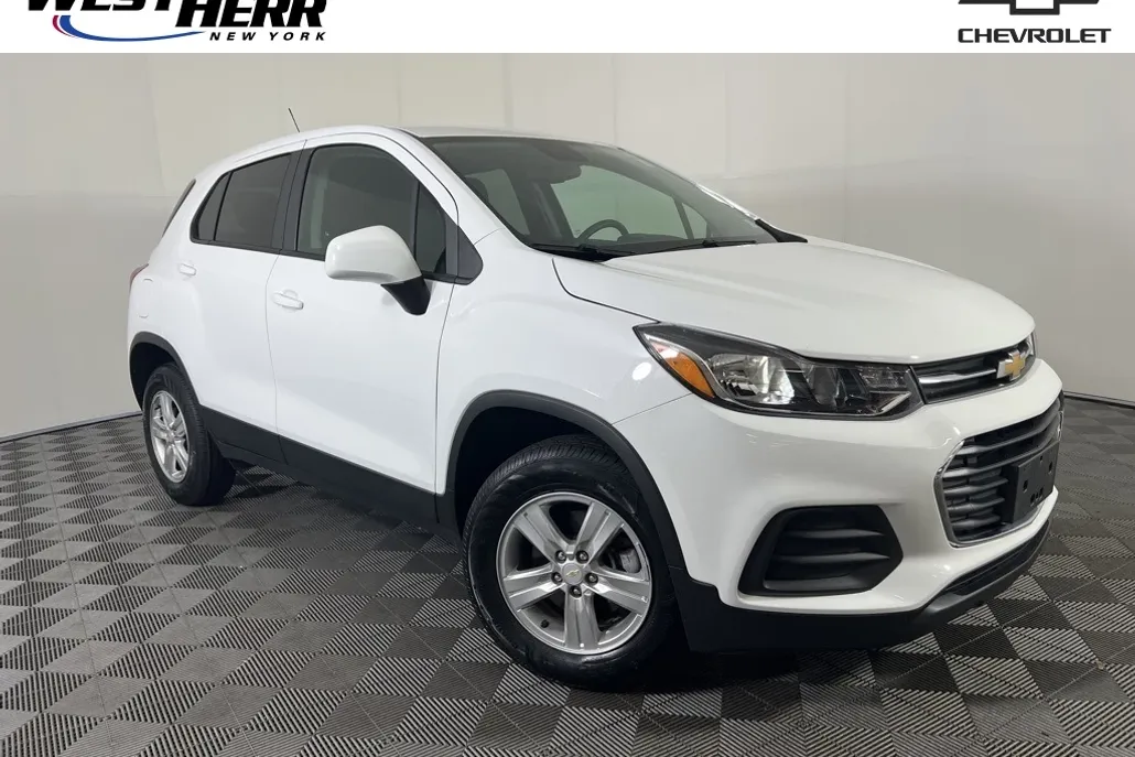 2022 Chevrolet Trax LS photo 1