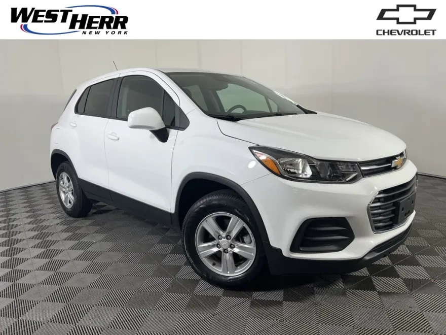 2022 Chevrolet Trax LS photo 1