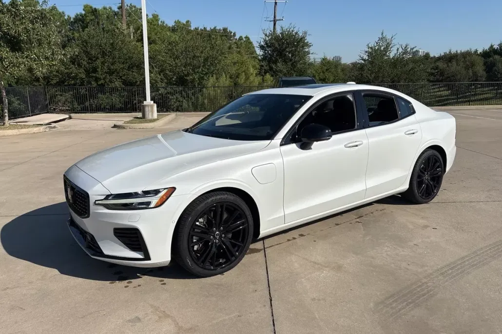 2024 Volvo S60 Recharge T8 Plus Black Edition photo 1
