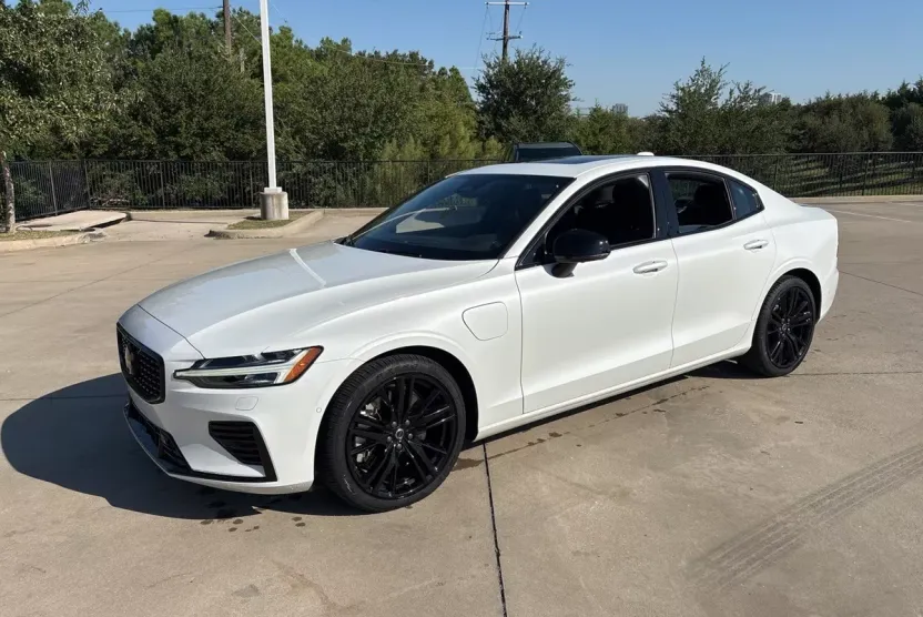 2024 Volvo S60 Recharge T8 Plus Black Edition photo 1