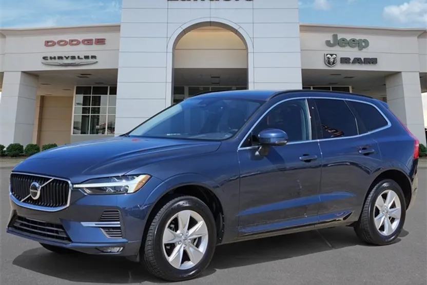 2022 Volvo XC60 B5 Momentum photo 1