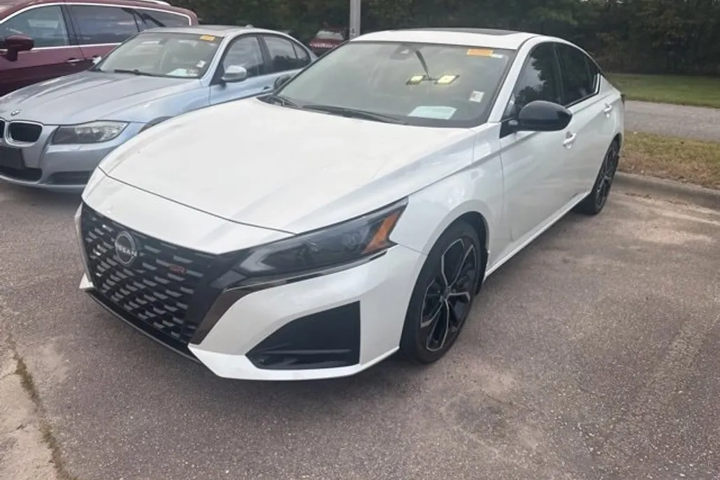 2023 Nissan Altima 2.5 SR photo 1