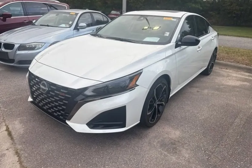 2023 Nissan Altima 2.5 SR photo 1