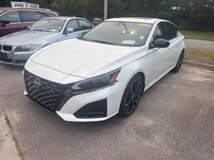 2023 Nissan Altima 2.5 SR photo 1