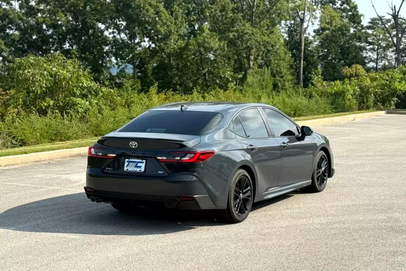 2025 Toyota Camry Hybrid SE photo 1