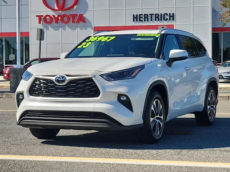 2023 Toyota Highlander XLE photo 1