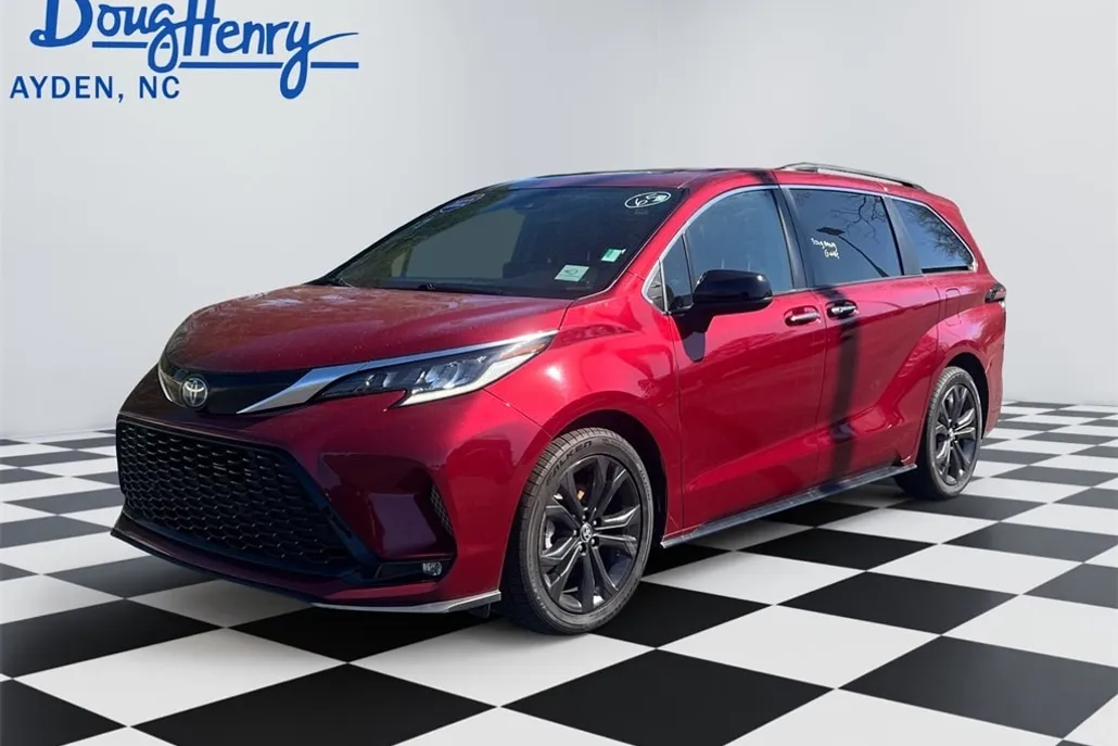 2022 Toyota Sienna XSE photo 1