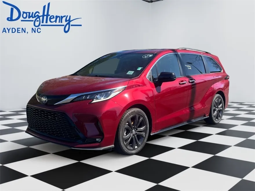 2022 Toyota Sienna XSE photo 1