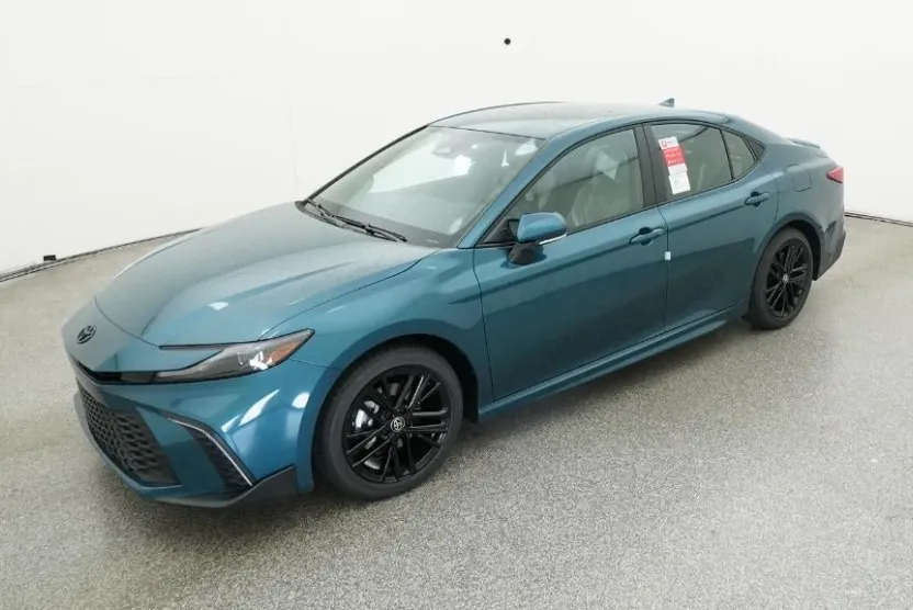 2026 Toyota Camry SE photo 1