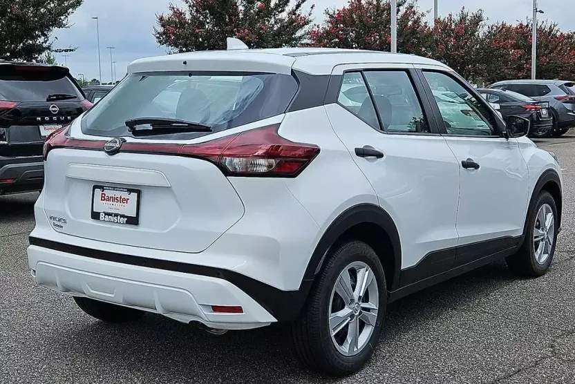 2025 Nissan Kicks Play S photo 1