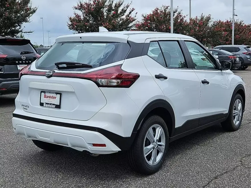 2025 Nissan Kicks Play S photo 1