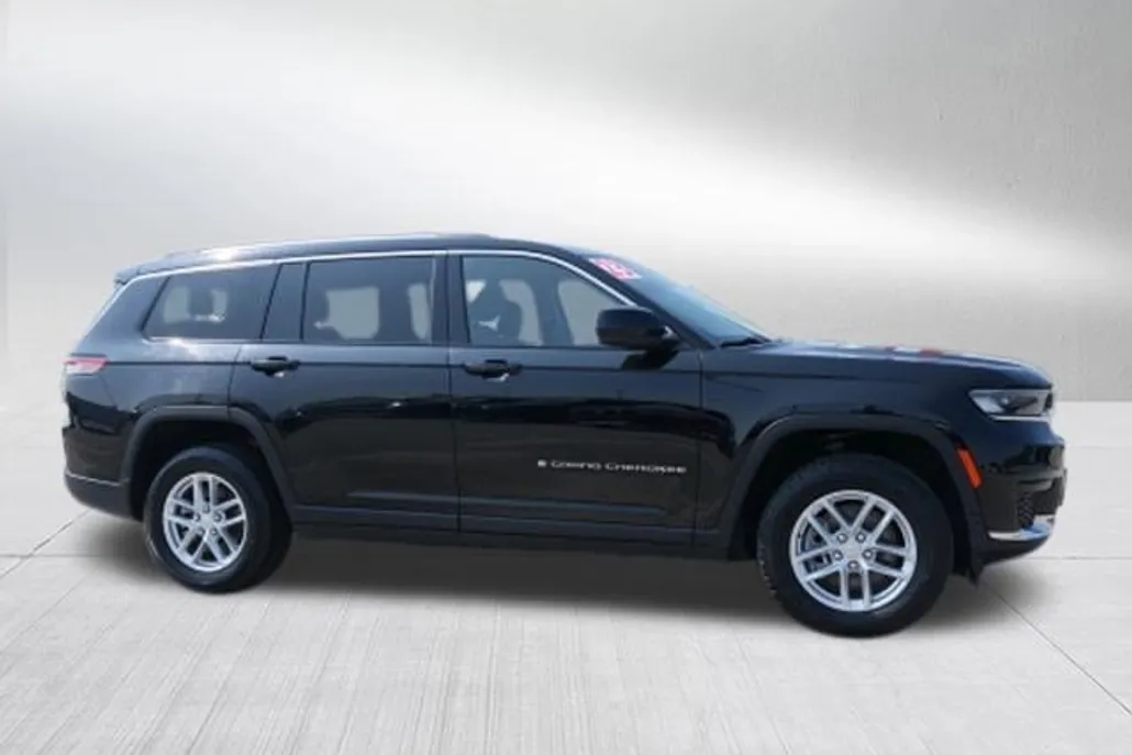 2023 Jeep Grand Cherokee Laredo photo 1