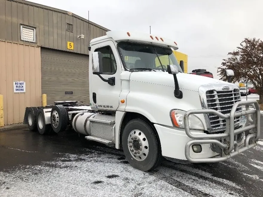 2017 Freightliner Cascadia 125" Sleeper Cab photo 1