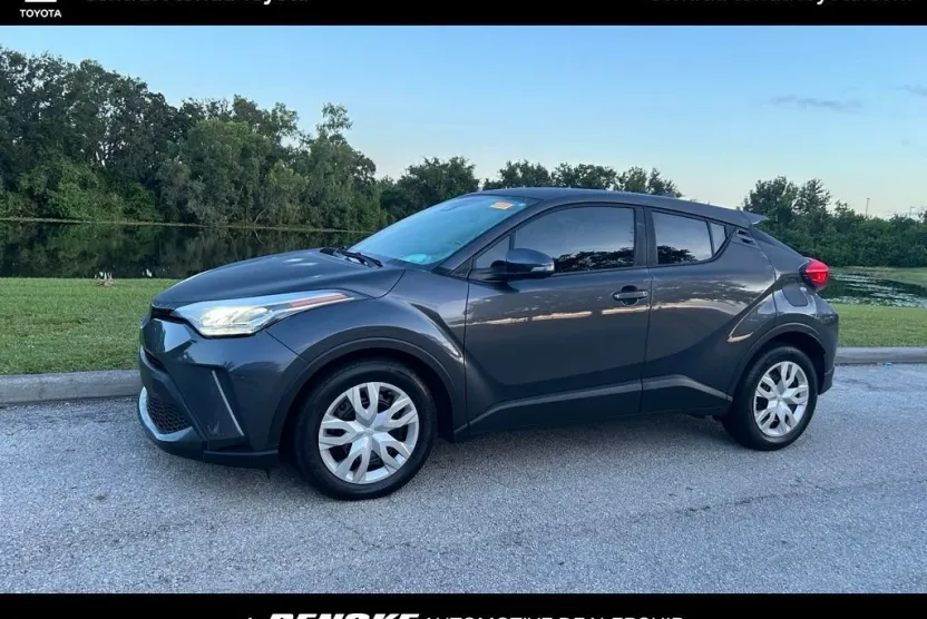 2021 Toyota C-HR LE photo 1