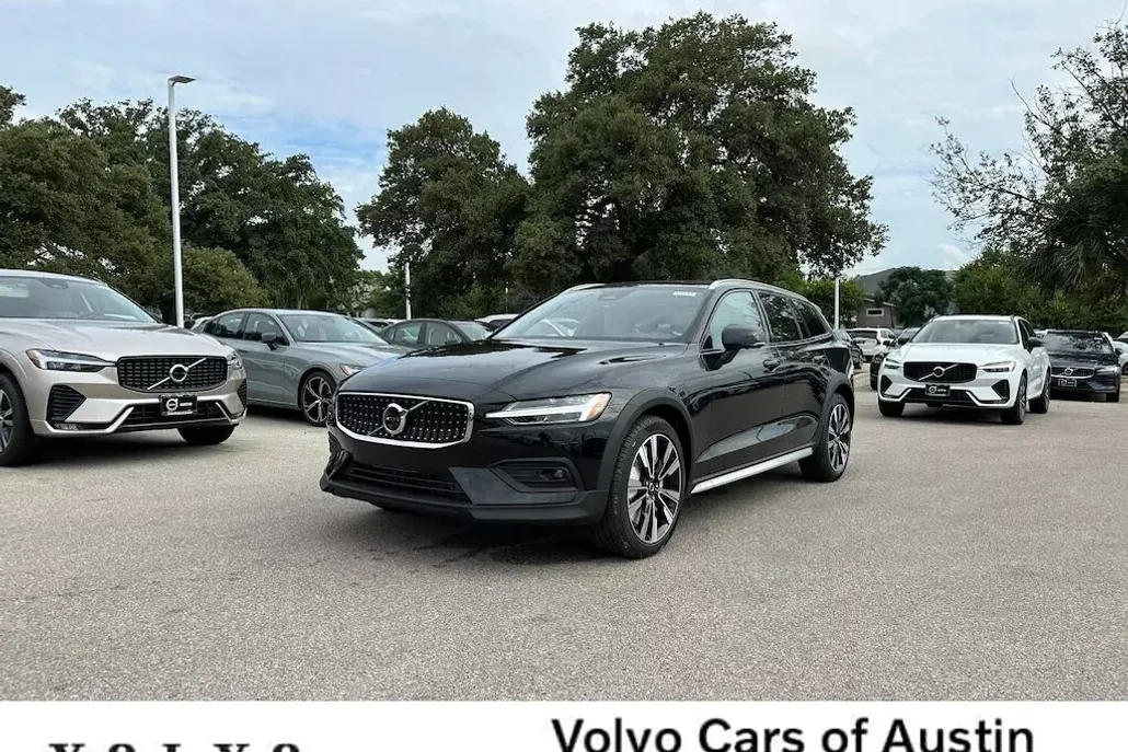 2025 Volvo V60 Cross Country B5 photo 1