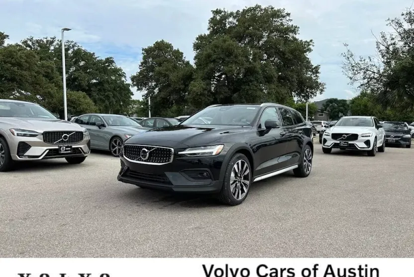 2025 Volvo V60 Cross Country B5 photo 1