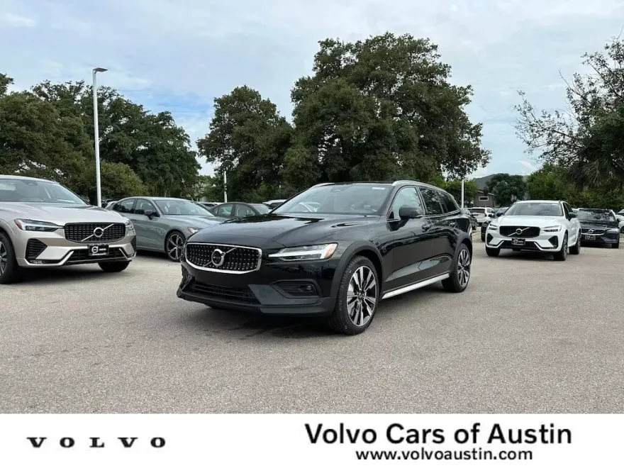 2025 Volvo V60 Cross Country B5 photo 1