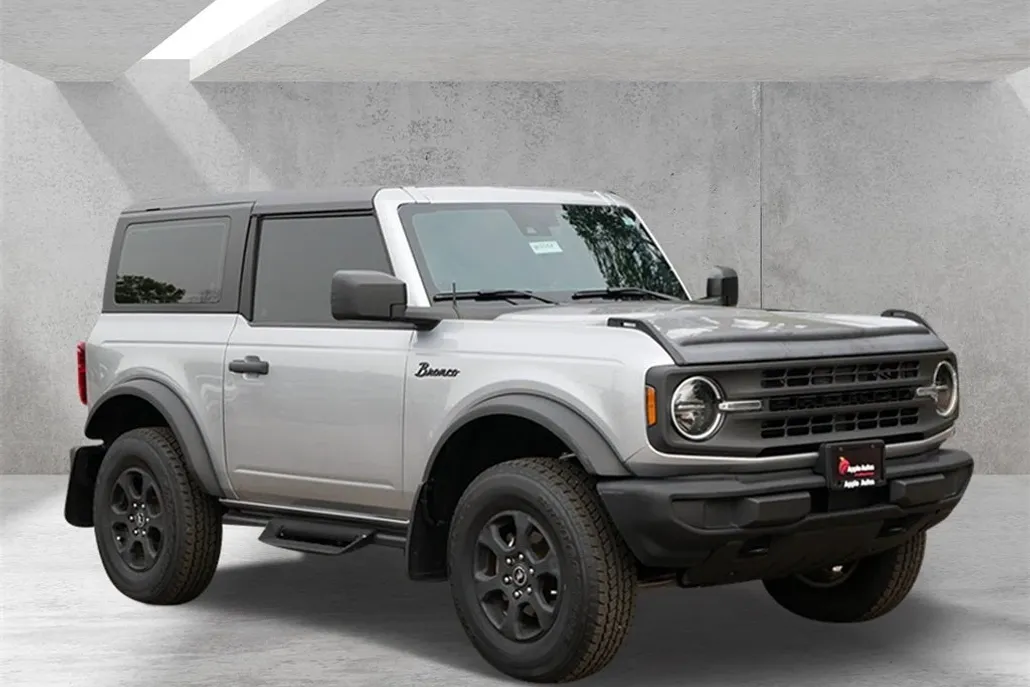 2023 Ford Bronco Base photo 1
