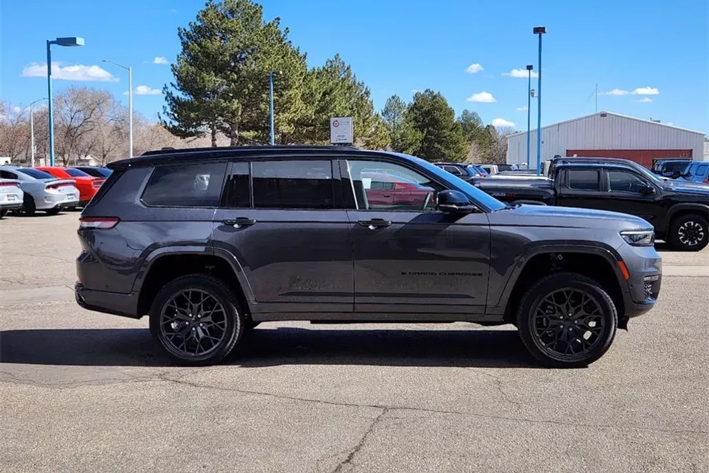 2025 Jeep Grand Cherokee L Summit photo 1
