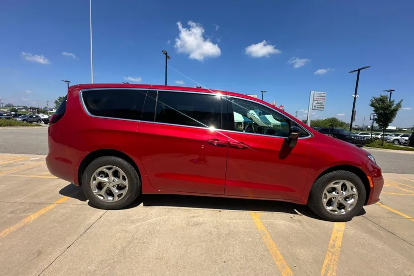 2024 Chrysler Pacifica Limited photo 1