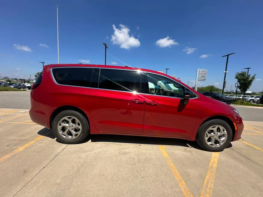 2024 Chrysler Pacifica Limited photo 1