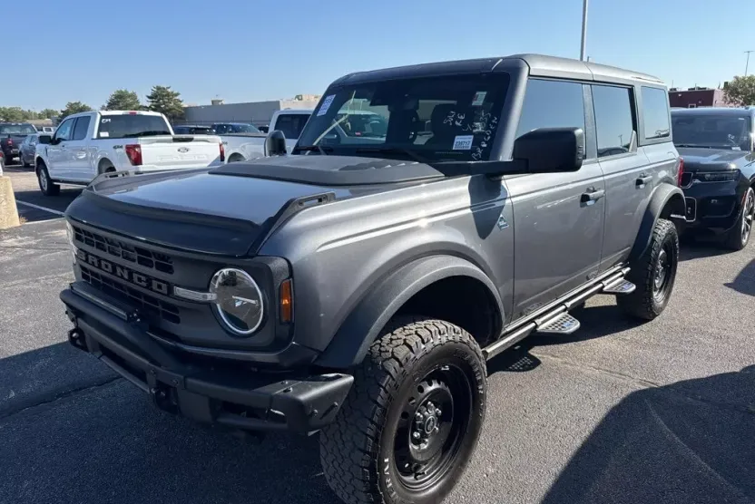 2022 Ford Bronco Black Diamond photo 1