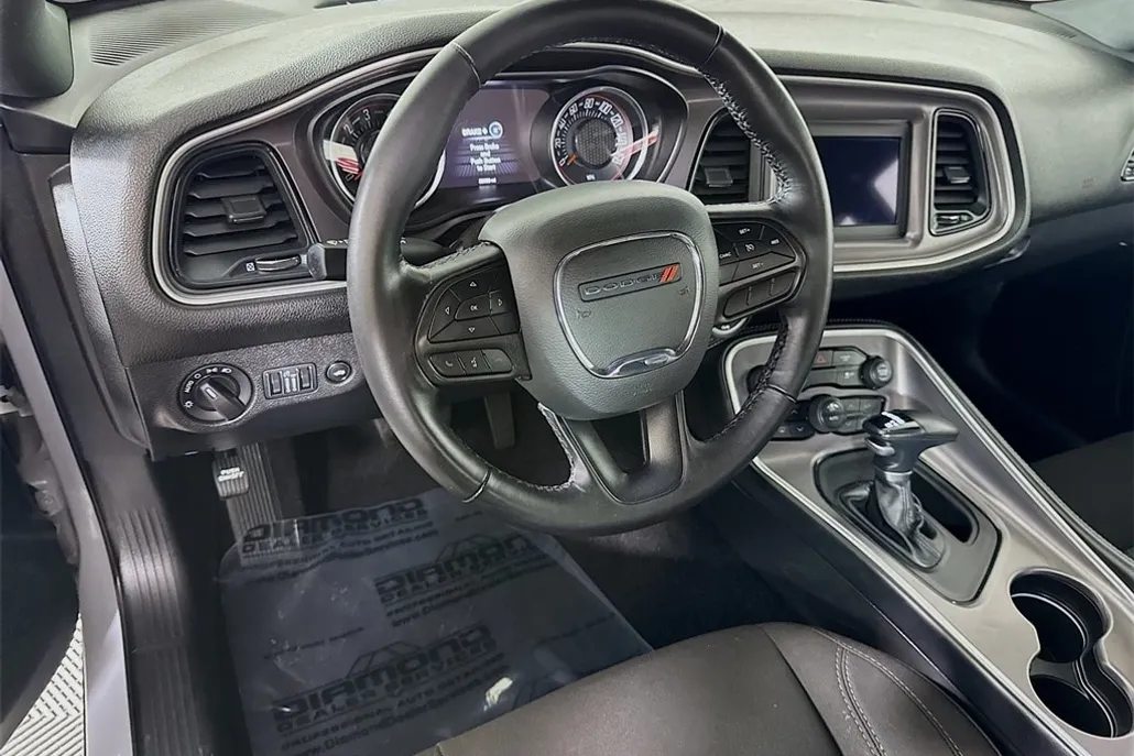 2022 Dodge Challenger SXT photo 1