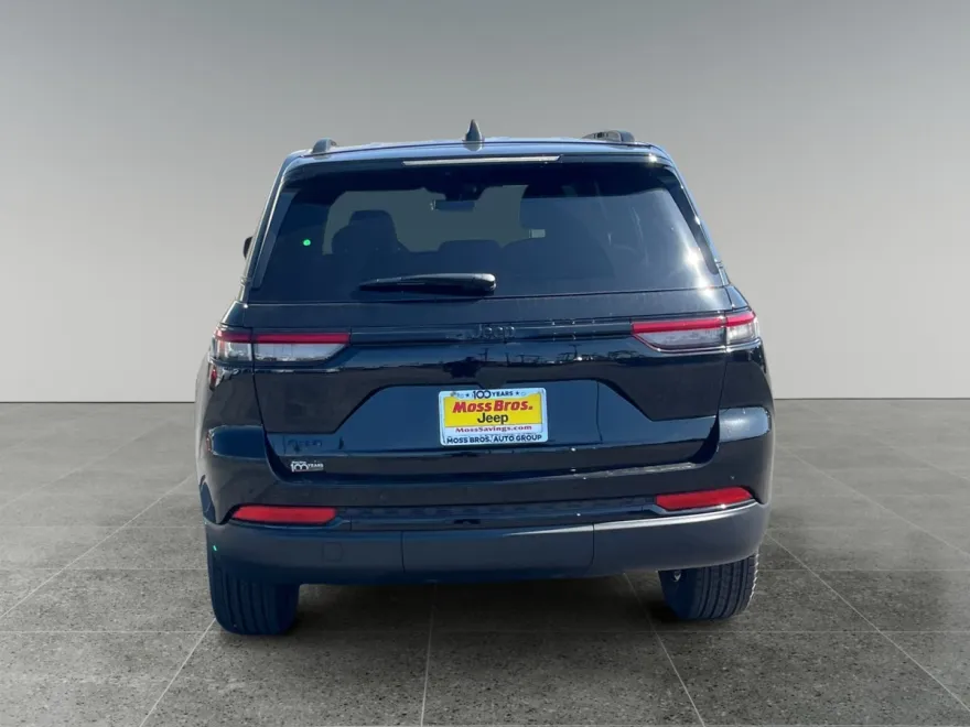 2025 Jeep Grand Cherokee Laredo photo 1