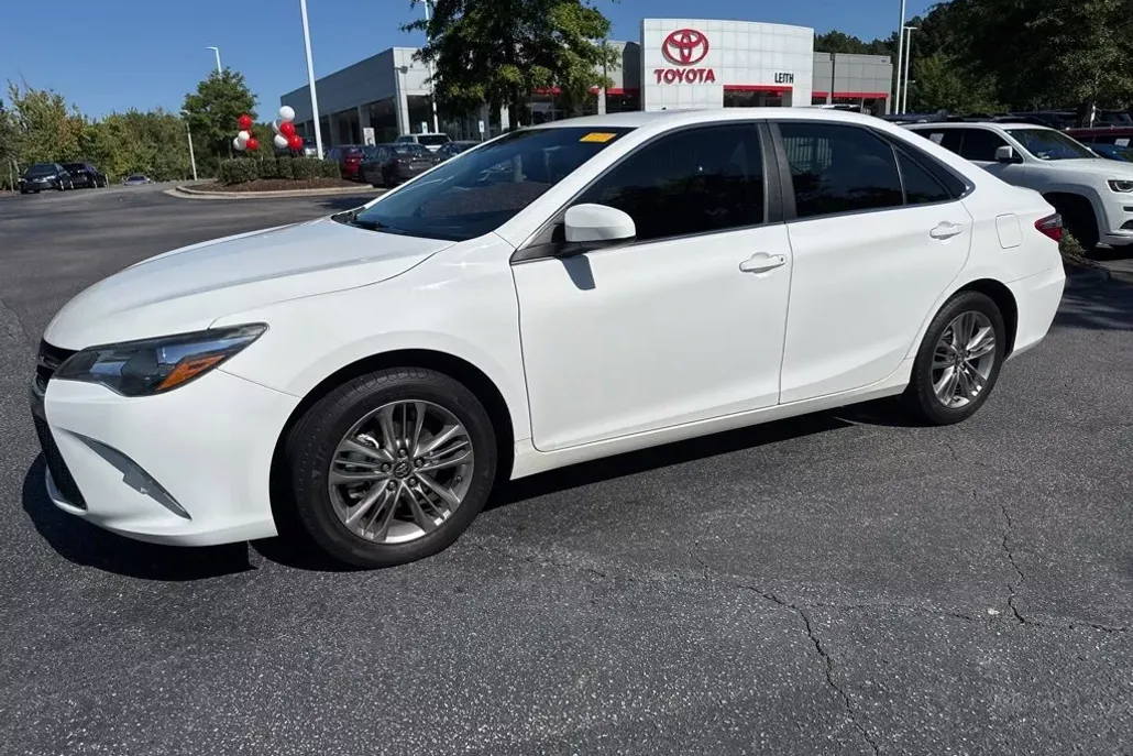 2017 Toyota Camry SE photo 1