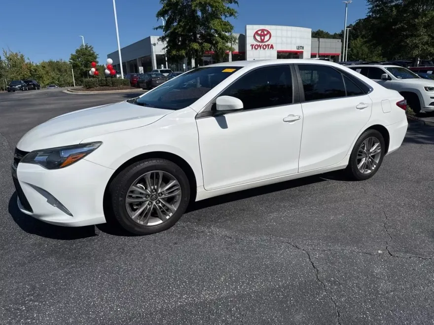 2017 Toyota Camry SE photo 1