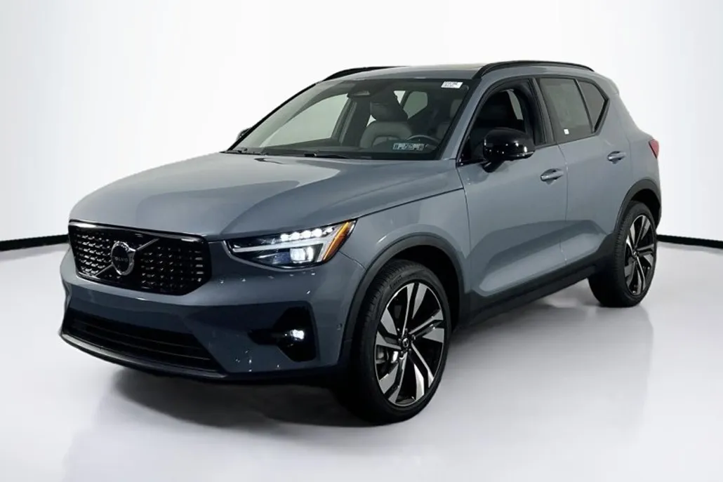 2023 Volvo XC40 Ultimate photo 1