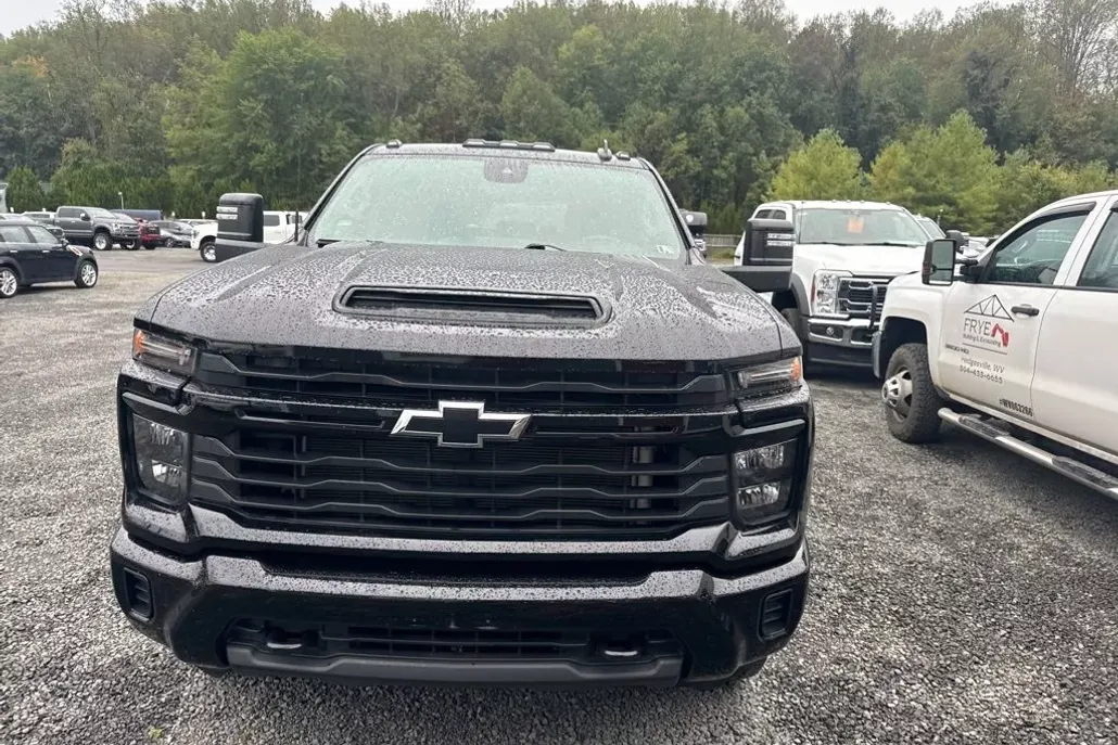 2024 Chevrolet Silverado Custom photo 1