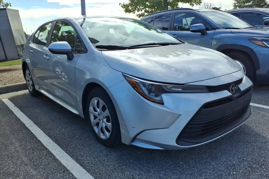 2024 Toyota Corolla LE photo 1