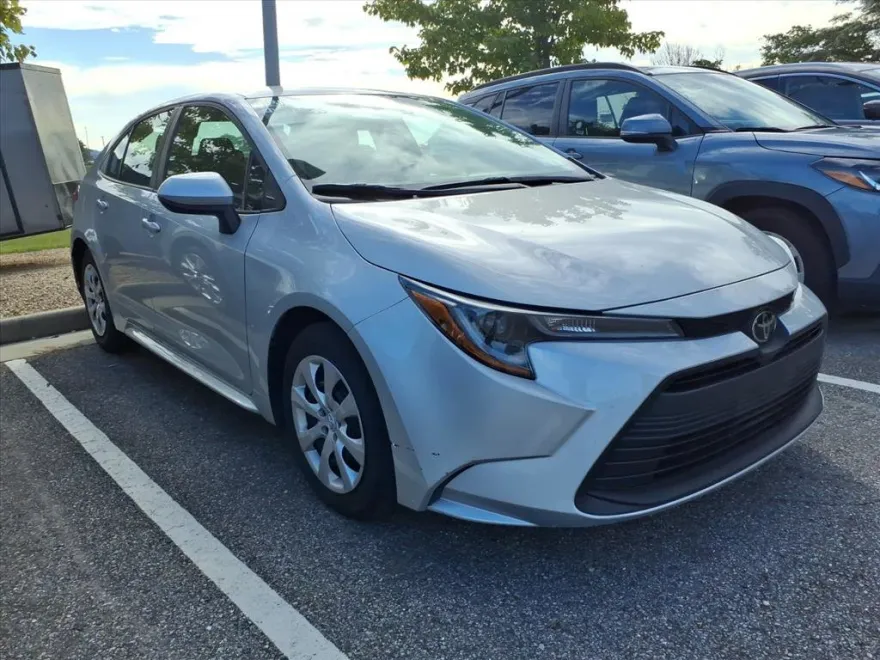 2024 Toyota Corolla LE photo 1