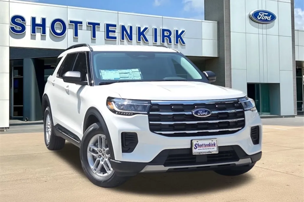 2025 Ford Explorer photo 1