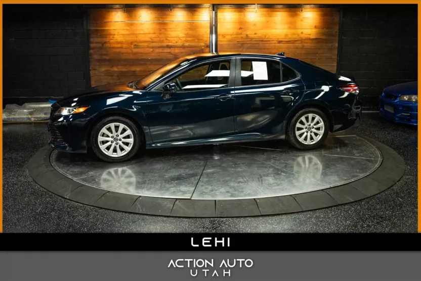 2019 Toyota Camry LE photo 1