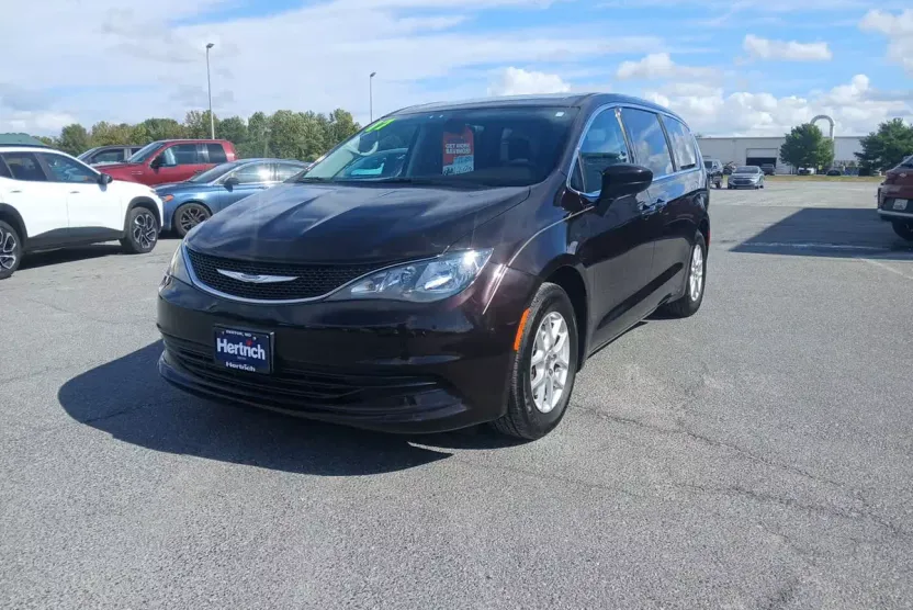 2017 Chrysler Pacifica Touring photo 1