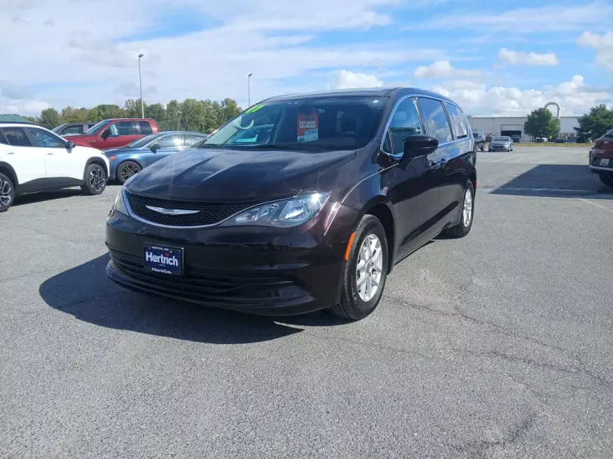 2017 Chrysler Pacifica Touring photo 1
