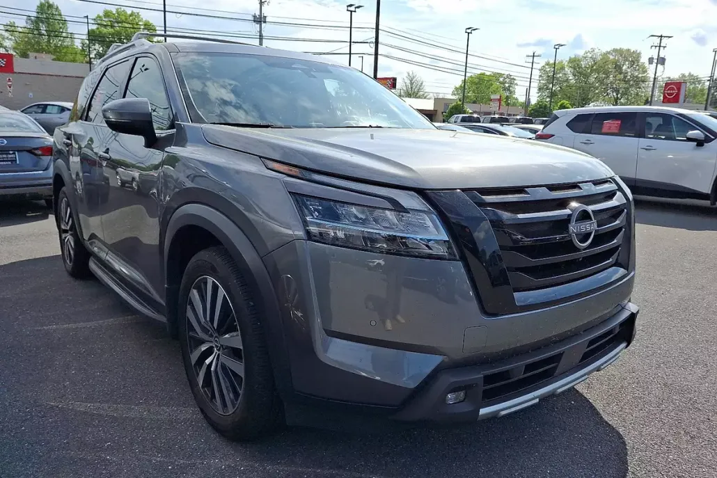 2022 Nissan Pathfinder Platinum photo 1