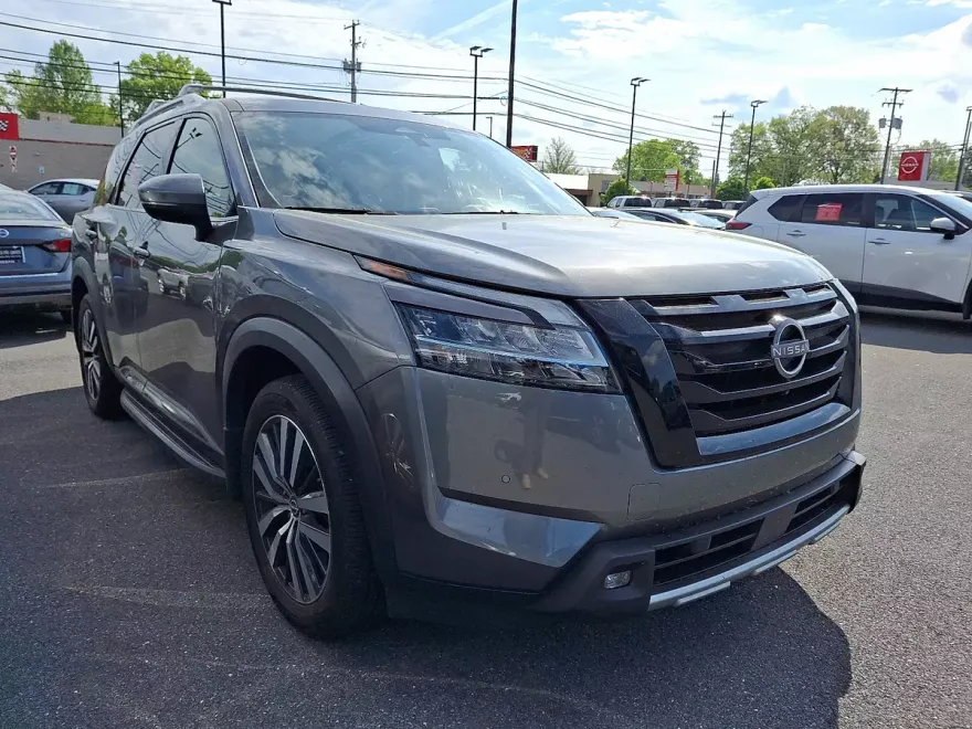 2022 Nissan Pathfinder Platinum photo 1