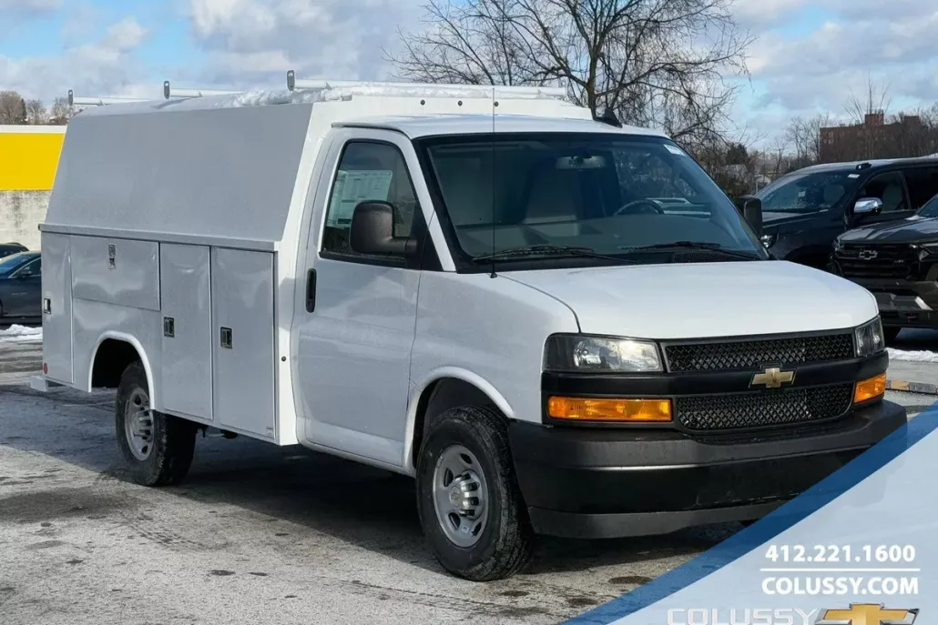 2025 Chevrolet Express Cutaway 3500 photo 1